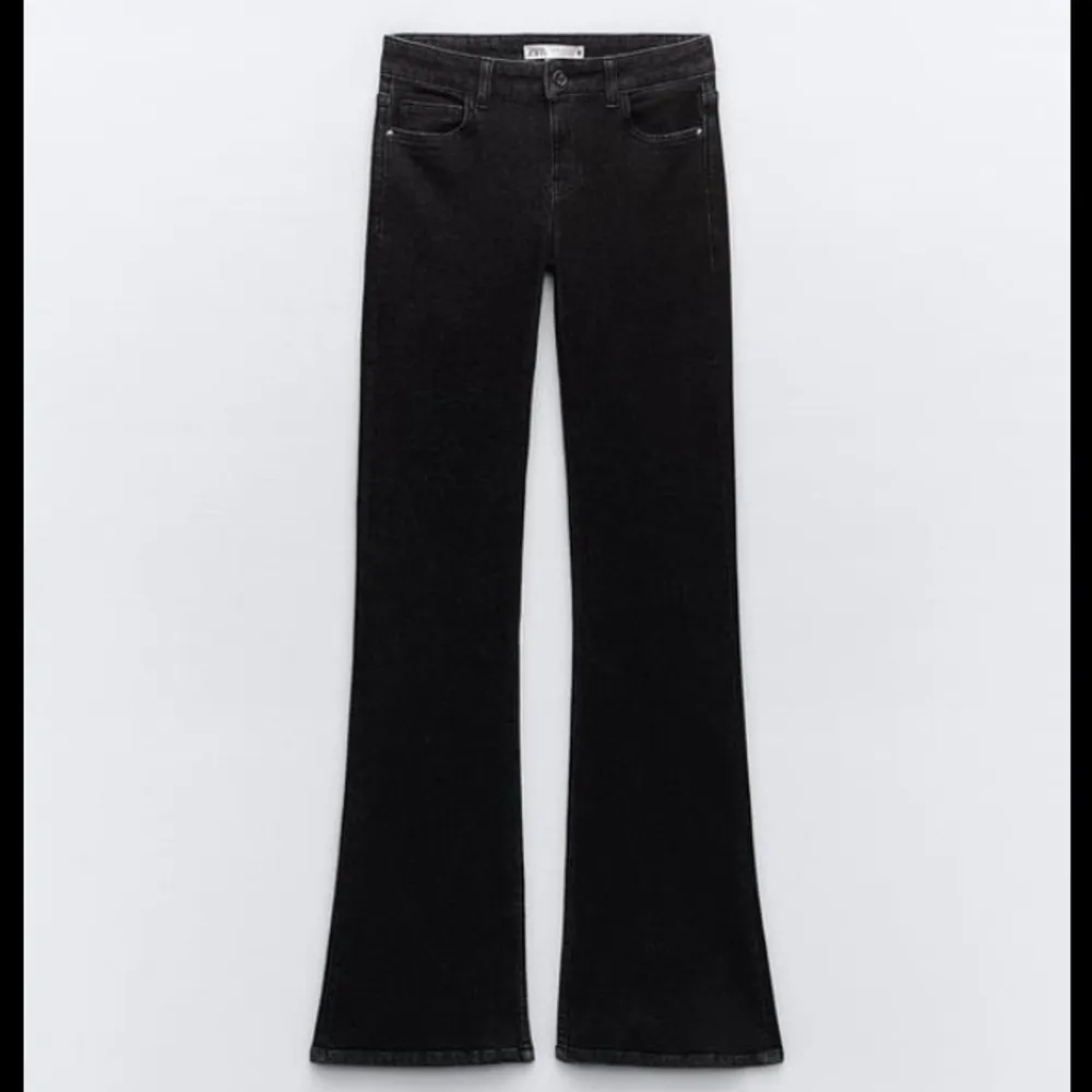 as snygga lowwaist bootcut jeans från Zara! Köpta för mindre än 1 år sen och fortfarande jättebra skick ❤️ jag är 175 cm. Storlek 36. Priset kan diskuteras ❤️kan skicka fler bilder privat. De är exakt som bild 1 men ej ”sydda” längst ner vid benslutet. Jeans & Byxor.