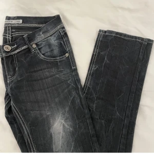 Lågmidjade jeans  - Lågmidjade jeans i väldigt bra skick. Köpta från plick men säljer pga att de inte passade.