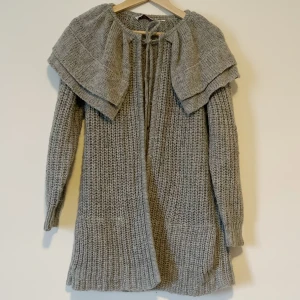 Kofta - Vintage kofta från Diane Von Furstenberg. Använd men i bra skick. Storlek saknas, passar nog M/L. Använd gärna KÖP NU om du vill köpa.