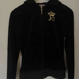 Äkta Juicy couture tröja <3 - Jättefin tröja från juicy couture. Använd, men i väldigt fint skick! 