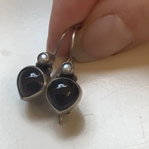 Vintage silverörhängen  - Örhängen med vinröda rhinestones som nästan ser svarta ut Stämplat 925