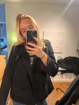 Marinblå kort kappa från gant - Kortare marinblå kappa från gant! Hel och ren, men använd! Jättefin modell som faller jättesnyggt, men lite liten för mig! Står storlek S, men äntligen kort i ärmarna och så på mig så skulle mer säga en XS! Nypris ca 3000kr! 