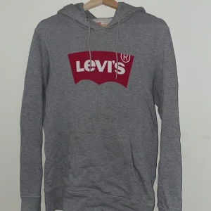 Levi's Hoodie - Använd Grå Hoodie Från Levi's  Skick: Medel, Svag Missfärgning På Ärmen (Se Bild 3)