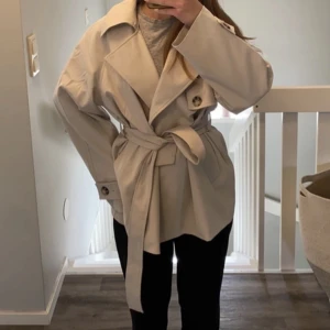 Trenchcoat  - Superfin trenchcoat som tyvärr inte kommer till så mycket användning. I storlek xxs men skulle säga att den passar xxs-m i storlek då den är oversized. Köpt dyr