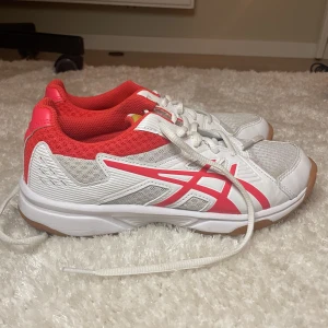 Träningskor - Asics skor. Nästan aldrig använda, bra skick! Ny pris 549, säljer för 200 , frakt ej inkuderat. 