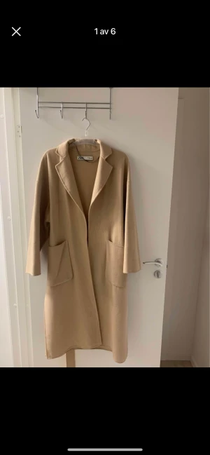 Kappa ullmix Zara - Fin beige kappa från Zara. Fint skick men finns liten liten fläck, liten prick, kan skicka bild om så önskas!