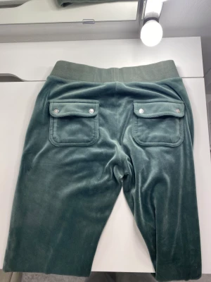 Juicy byxor - Säljer mina Juicy couture byxor eftersom att de inte kommer till användning ordinarie pris är ungefär 1100kr men säljer de för 500kr. De är i storlek XS men passar även de med S❤️skriv för flera bilder