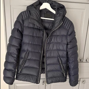 Prada jacka - Prada vinterjacka. Extremt bra skick, inga skador alls 9/10. Nypris är runt 25000kr. Det är storlek 48 vilket motsvarar typ M. Säljer pga är intresserad av annan jacka. Intressanta byten är Moncler Maya eller Moncler montbeliard. Skriv för mer bilder. 