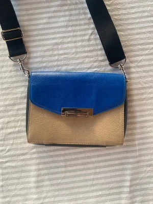 Parfois väska - Super fin secondhand köpt väska i Berlin 💕Knappt använd och inga märken. Om det behövs fler bilder eller om det finns frågor är det bara att skriva 💕