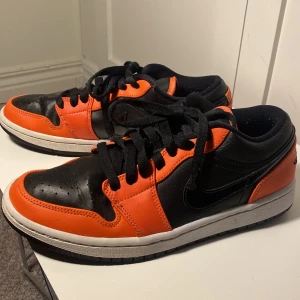 Nike air jordan  - Se bilden, lite slitna på insidan men i övrigt fint skick på dessa air jordan i svart med orangea detaljer. Stl 40,5