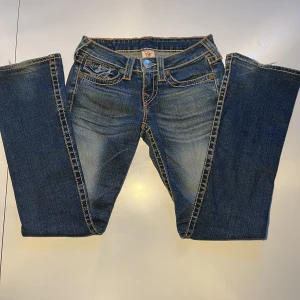 True Religion jeans - Low waist, bootcut, fint skick, storlek 24 Längd på jeansen 76cm Midjemått 78cm