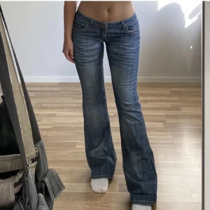 Lågmidjade jeans  - Hej!  Säljer vidare denna superfina bootcut lågmidjade jeans då den inte kommer till användning (lånade bilder från förra ägare). Midja: ca 86cm. Innerben: 84cm. Jag är ca 170 lång och brukar ha 38/M i referens💗Använd gärna ”köp nu”