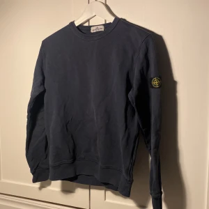 Stone island junior tröja - mörkblå - Stone island tröja i mörkblå - Stl 12 år/156. Använt skick. 