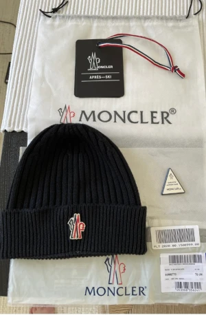 Moncler mössa - Moncler mössa som säljs för den inte kommer till användning väldigt bra skick, givetvis äkta.