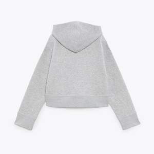 En grå vanlig hoodie köpt på zara ❣️ säljer då den är lite för liten för mig! Använd få gånger❣️
