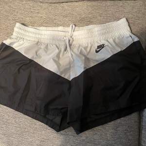 Träningsshorts från Nike. Lite sletna sömmar, annars är shortsen i gott skick 