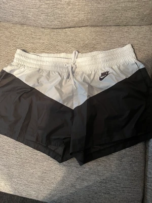 Träningsshorts  - Träningsshorts från Nike. Lite sletna sömmar, annars är shortsen i gott skick 