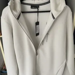 Säljer nu en Sail racing zip hoodie som är helt oanvänd och direkt från Zalando. Säljer då den var för stor. Nypris är 1500kr. Tagsen hänger kvar också. Hör av er om frågor!