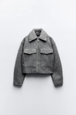 Kort jacka i boucle från Zara XS - ”That” jacket från Zara! Så fiin, blev populär på Tiktok och sen helt slutsåld. Den passar inte mig så säljer vidare.  Använd enstaka gånger, skicket är felfritt! 