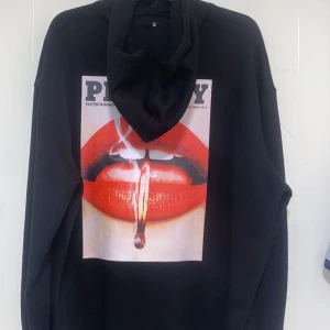 Playboy hoodie - Playboy hoodie i fint skick, använd typ 1/2 gånger😊nypris 799🥰Overzised