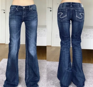 Silver jeans - Köpte dessa jeans här på plick av en tjej och säljer dem nu vidare då de var för stora, bilderna är även hennes. Midja: 80cm, innerbenslängd: 83cm  Köptes för 620kr och säljer de nu för 500+frakt. Hör av er💗