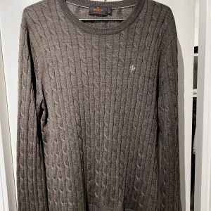 Morris sweatshirt  - Använd ett fåtal gånger, skick 10/10. Köpt för 750kr, säljer då jag inte använder den längre.