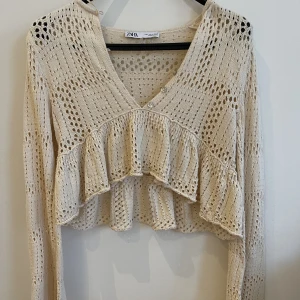Stickad topp - Stickad vit topp från zara, den är rätt croppad men funkar perfekt till båda höga och låga byxor! 