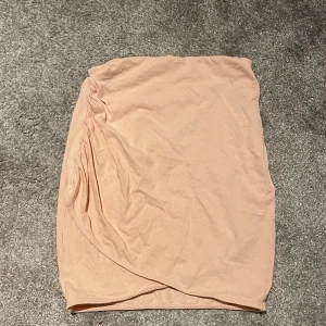 Babyrosa kjol - Söt babyrosa kjol. Använt några fåtal gånger. Lite uppdragen vid ena sidan av kjolen. Köpt från H&M men klippte av lappen få den störde mig förut. Storlek XS/S. 