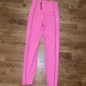 Soc träningstights  - Rosa träningstights i storlek S. Använda 2 gånger