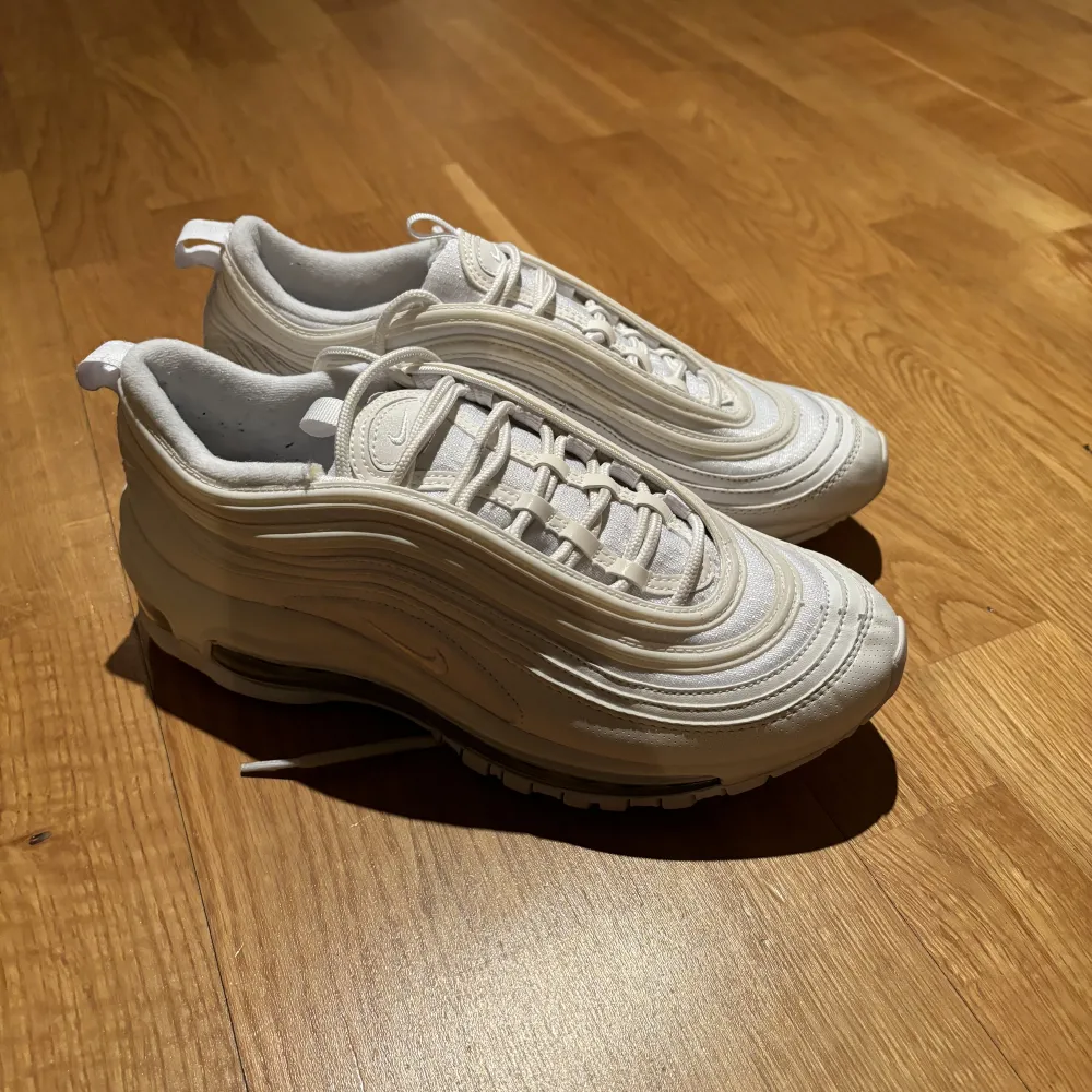 Jag säljer ett par knappt använda vita Air Max 97. St 39. Nypris 2000 kr.. Skor.