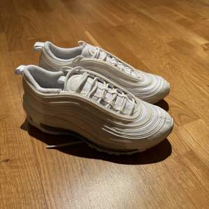 Jag säljer ett par knappt använda vita Air Max 97. St 39. Nypris 2000 kr.