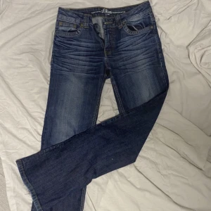 Lågmidjade jeans - Ifrån Oliver s, köpt second hand. Säljes pga för små! Har inga fler bilder❣️ 300kr+frakt. Sista bilden är hur de sitter på mig❣️ Midjemått ca 35/36 cm  Innebensläng 81cm