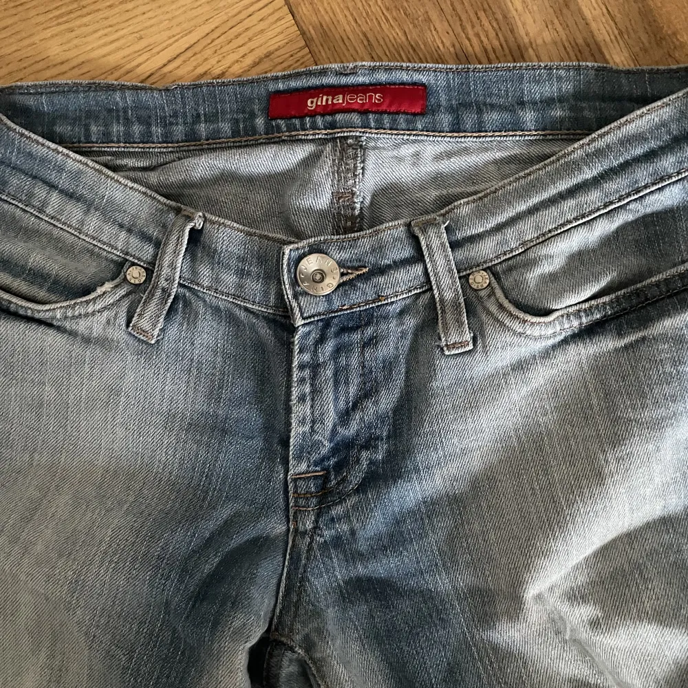 Midjemått: 80 cm Innerbenslängd: 80 cm. Jeans & Byxor.