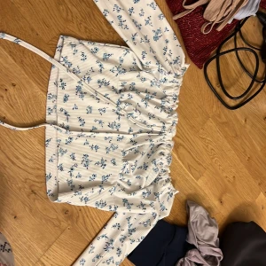 Fin blommig tröja - Super fin tröja ifrpn shein i strlk s men den passar nog även xs