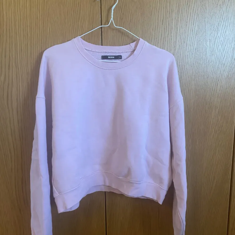 Rosa sweatshirt från bikbok i Stl M, färgen syns bäst på bild 1&2, använt skick dvs lite noppor. Tröjor & Koftor.