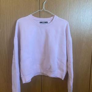 Rosa sweatshirt från bikbok i Stl M, färgen syns bäst på bild 1&2, använt skick dvs lite noppor