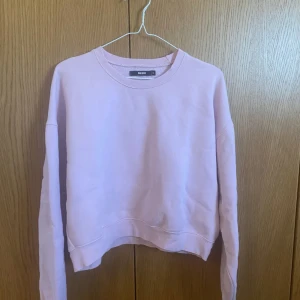 Rosa tröja - Rosa sweatshirt från bikbok i Stl M, färgen syns bäst på bild 1&2, använt skick dvs lite noppor