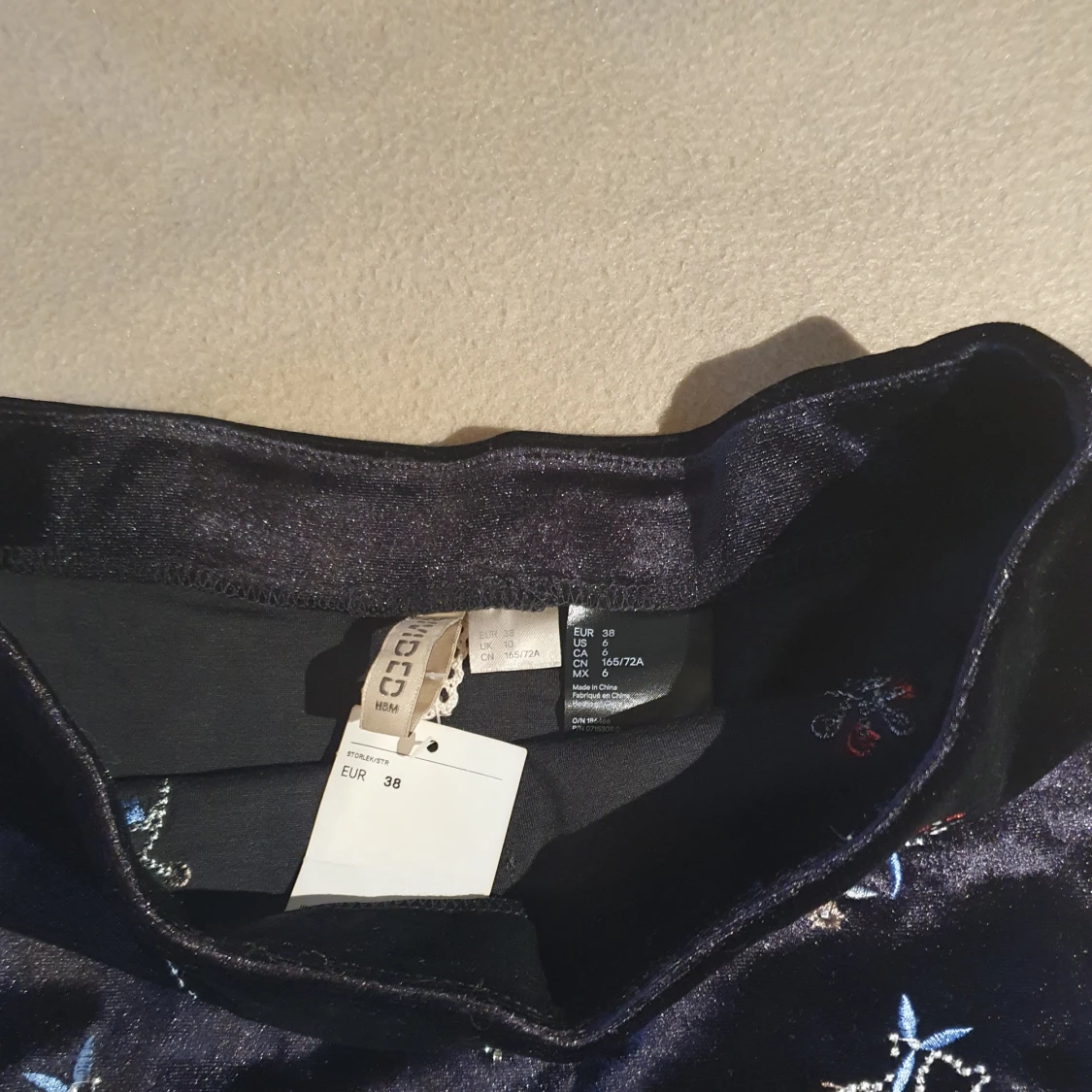 Oanvänd Sammetskjol med broderier och stenar - 90