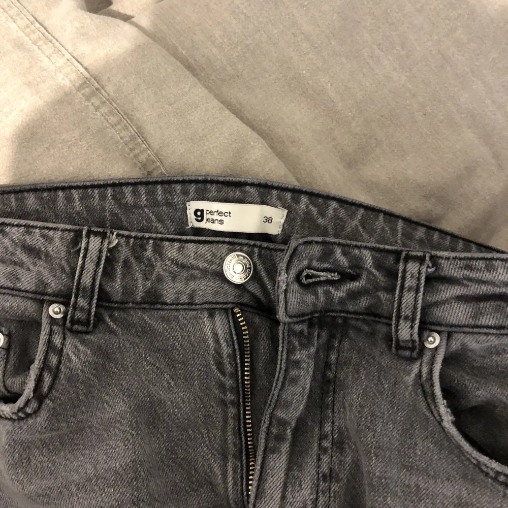 Dessa underbara jeans från Gina, i strl 38, sitter för löst på mig och kommer inte heller till någon användning. Jeansen är ej slitna.. Jeans & Byxor.