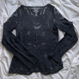 Spetsblus  - Svart långärmad spetsblus från Lindex.💘 Bara att skriva vid frågor🤗obs. Köddlappen är bortklippt