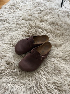 Birkenstock Boston - Köpte dessa men de är tyvärr för stora för mig. Birkenstock Boston i oljat läder, färgen Habana med normal vidd