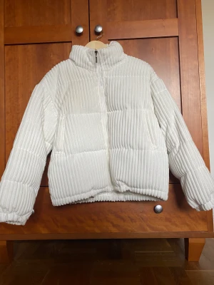 Vit vinterjacka - En otroligt fin vinterjacka som tyvärr är för liten för mig. Den är använd ett fåtal gånger och köptes för 600 kr.