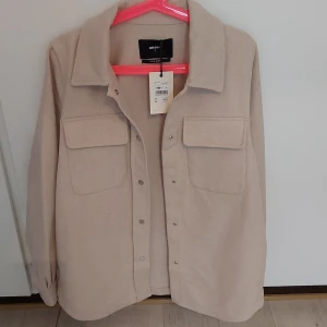 Bikbok kappa - Säljer en helt ny kappa från bikbok. Prislappen är fortfarande kvar och köptes för 600kr som ny. Passar perfekt för hösten/vintern. 