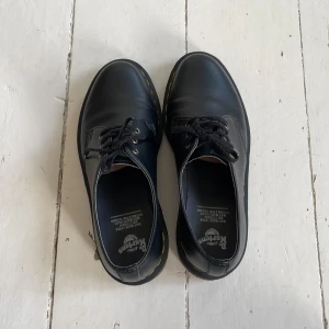 Dr martens!!💕 - Jätte fina dr martens använda ett fåtal gånger!⚠️Mina bilder⚠️ Typ nyskick!!💓 hör av dig vid frågor! De var lite stora för mig förut men när jag la i en sula passade de jätte bra!!💕 Läs min bio vid otydlighet!👌nypris:ca 1500😍🔥PASSA PÅ, SE ANDRA ANNONS🔥