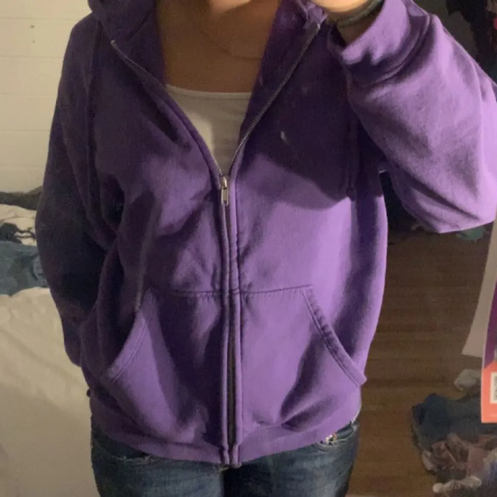 Basic lila zipup tröja/hoodie som är oversized!  kommer tyvvär inte till användning❤️. Hoodies.
