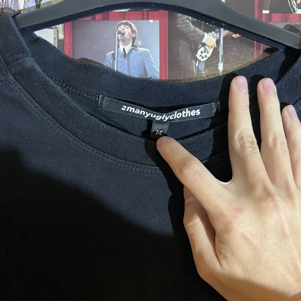 Ett linne med lite ovanlig passform! Ärmarna är mitt emellan till vanliga T-shirt ärmar till ett linne! Inga defekter alls! Dm vid frågor:). T-paidat.