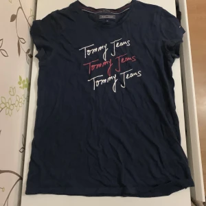 Äkta Tommy hilfiger tröja - Köpt på kids of brandstore i nyskick legat längst ner i garderoben därav att den är så skrynklig. Annars i väldigt bra skick.