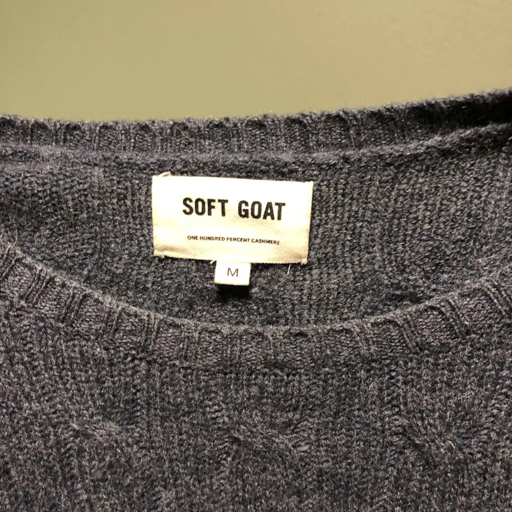 Säljer denna kabelstickade tröja från soft goat. Nypris 3299 kr. 100% Kashmir. Hör av er vid eventuella frågor . Stickat.