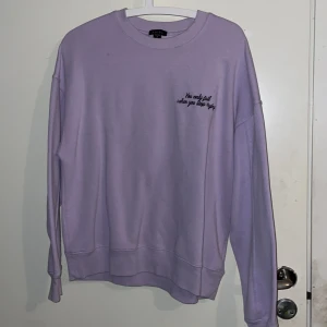 Lila crewneck - Lila crewneck från Amisu. Storlek M. Nästan aldrig använd.