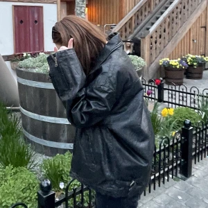 Jacka - Säljer denna skinnjackan från Barneys New York i stolek XL. (se bild för hur den sitter på mig som vanligt har storlek S) köpt på Beyond Retro för 1300kr! Säljer för 850kr! Knappt använd av mig och i fint vintage skick! Skriv för fler frågor💕💕